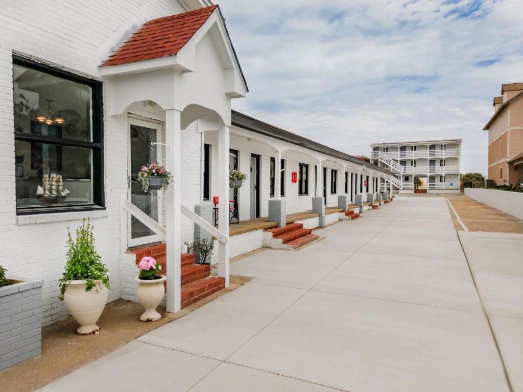 Mia's Boutique 5* Nags Head