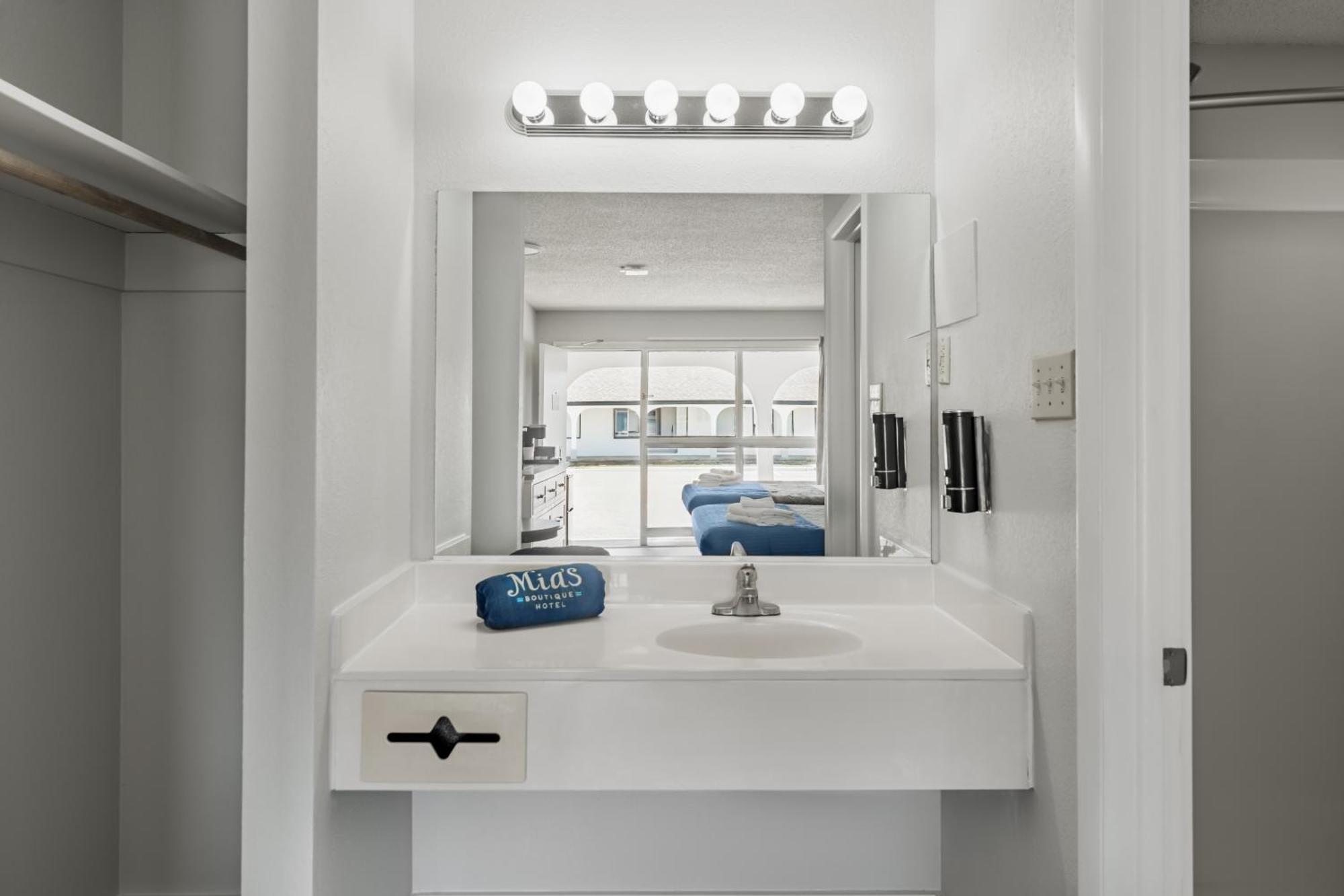 Hotel Mia's Boutique Nags Head