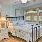 Dreamy, Coastal Studio Paradise With Hot Tub!