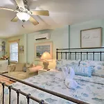 Dreamy, Coastal Studio Paradise With Hot Tub!