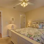 6085 Woodstock 4 Min. Walk To Beach