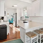 6205 Markel 4 Min Walk To The Beach