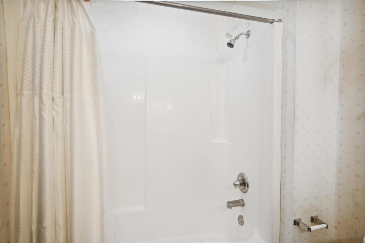 5862 - Ponton By Realty *