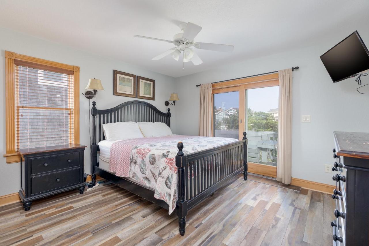 5566 - Pearl Jam By Realty Nags Head