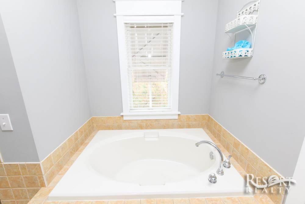 5434 - Live Oaks By Realty *