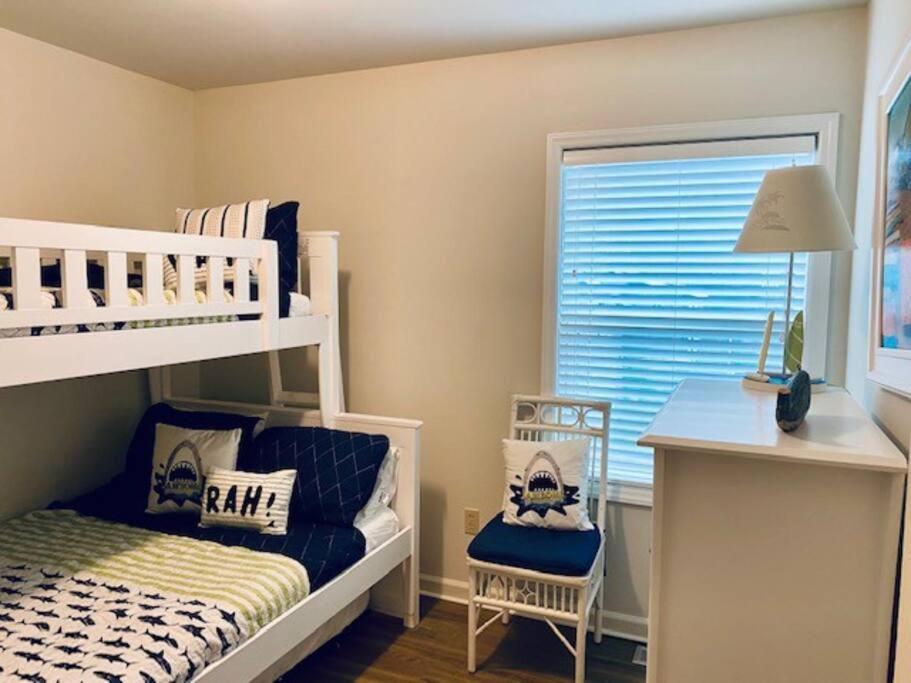 Hammerheads Hideaway! Oceanfront, Nags Head! Free Pool Heat April & May! Holiday home *