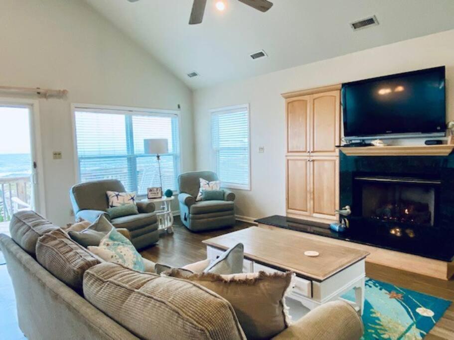 Hammerheads Hideaway! Oceanfront, Nags Head! Free Pool Heat April & May! Holiday home *