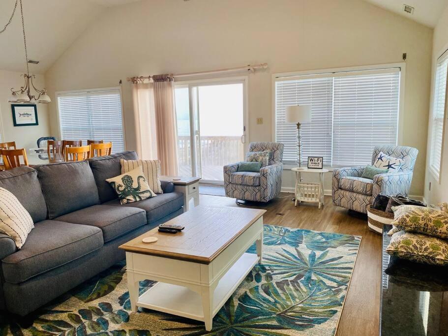 Hammerheads Hideaway! Oceanfront, Nags Head! Free Pool Heat April & May! Holiday home Nags Head