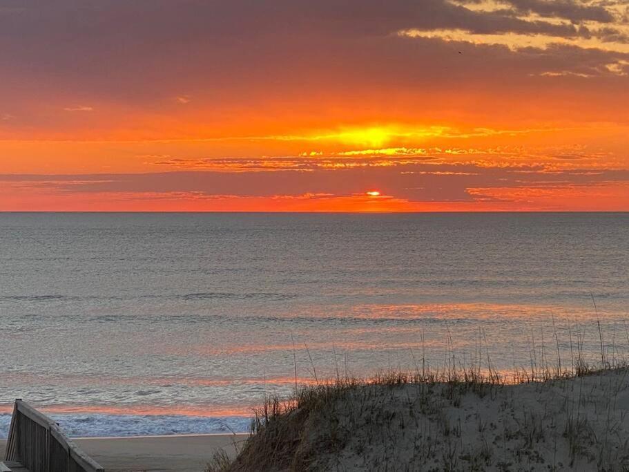 Hammerheads Hideaway! Oceanfront, Nags Head! Free Pool Heat April & May! Holiday home *