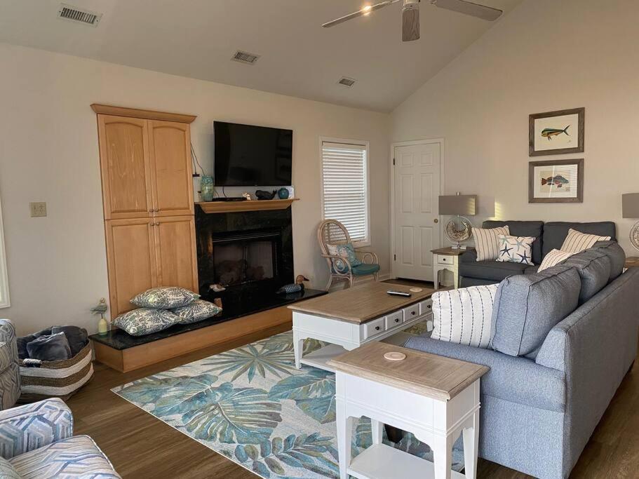 Hammerheads Hideaway! Oceanfront, Nags Head! Free Pool Heat April & May! Holiday home Nags Head