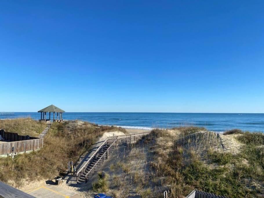 Hammerheads Hideaway! Oceanfront, Nags Head! Free Pool Heat April & May! Holiday home *