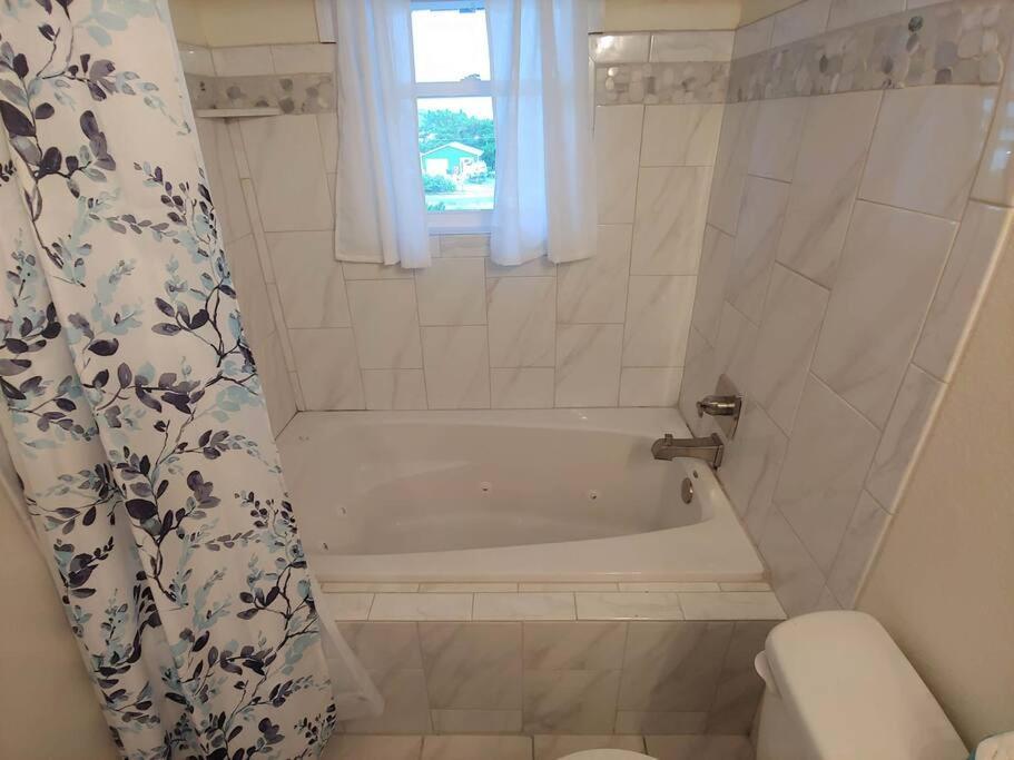 Holiday home 6812 Rd, Semi Oceanfront, Pool, Hot Tub *