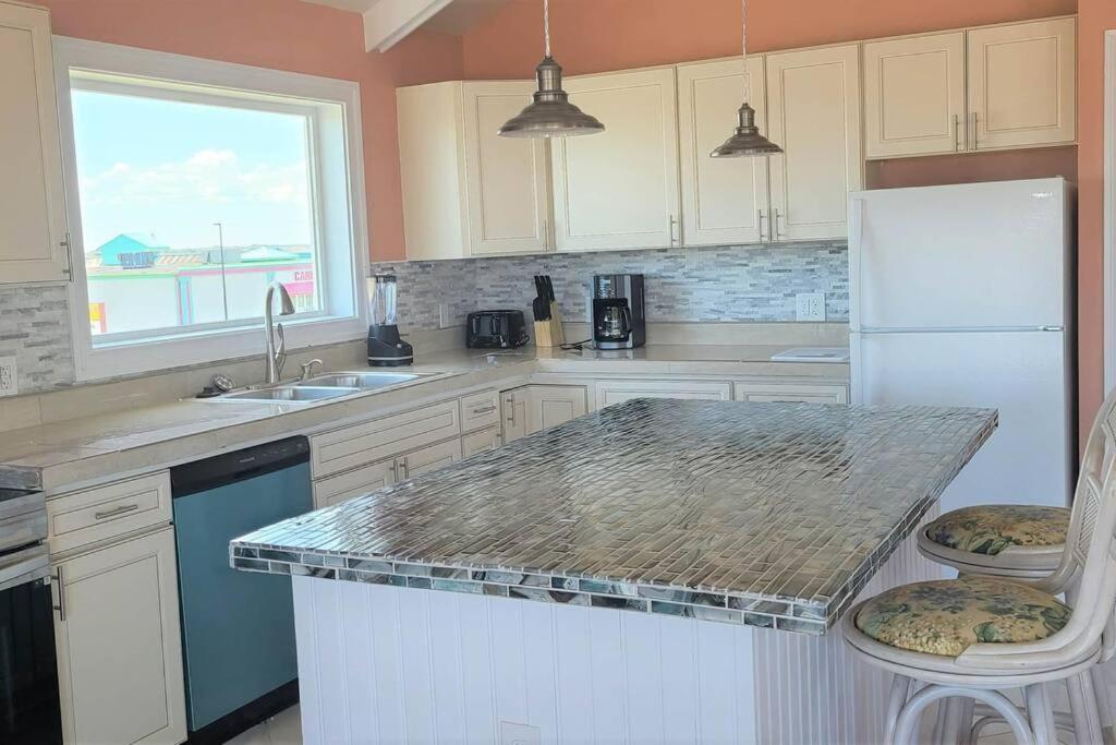 6812 Rd, Semi Oceanfront, Pool, Hot Tub Holiday home *