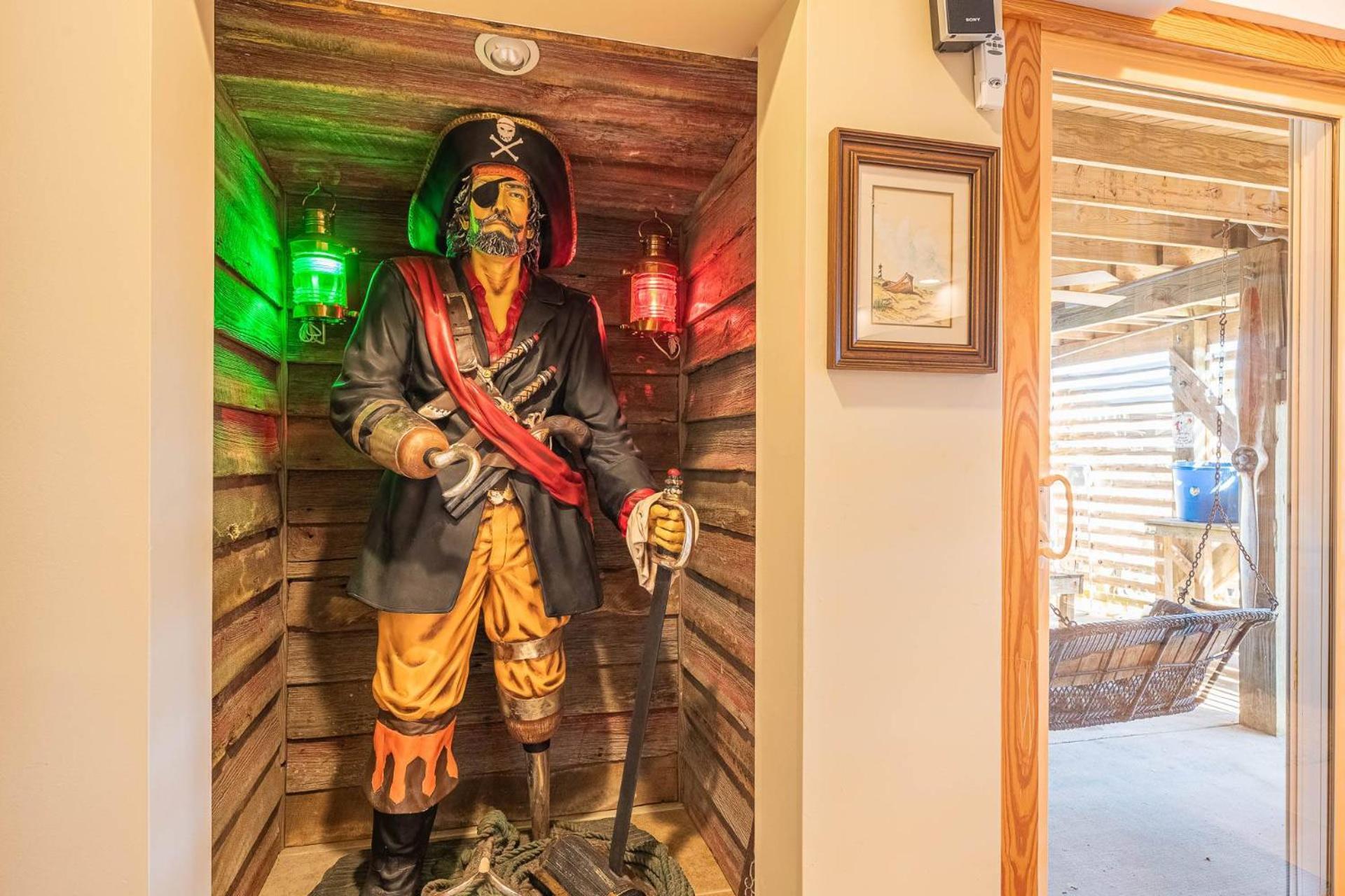 K1245 - A Pirates Hideout * Nags Head