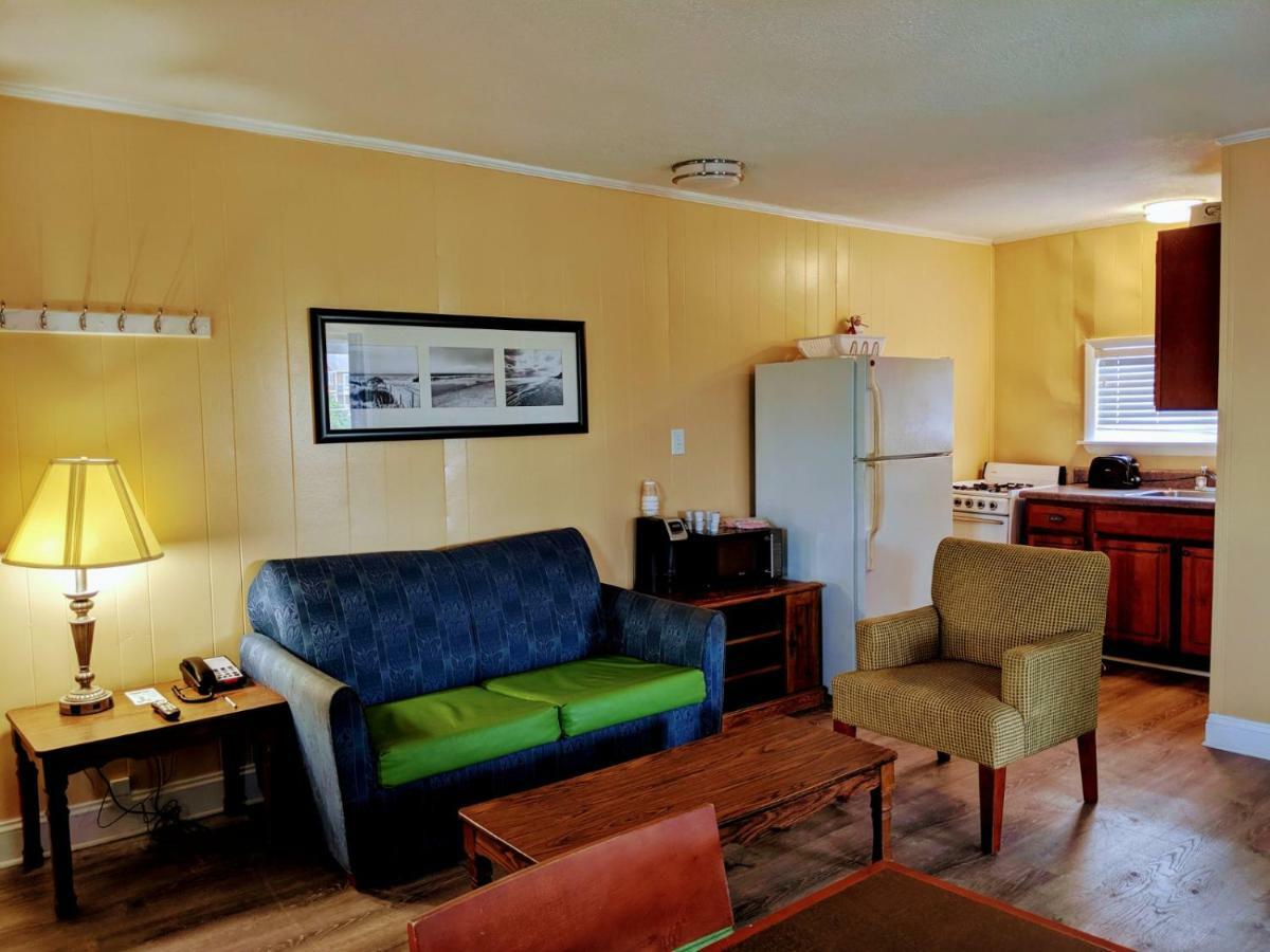 Colonial Motel