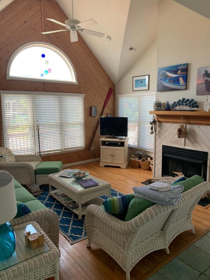 Pet-friendly Coastal Retreat With Pool And Fireplace Villa *