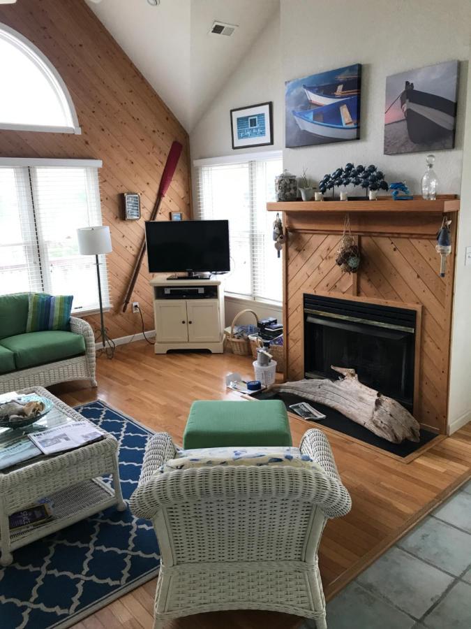 Pet-friendly Coastal Retreat With Pool And Fireplace Nags Head