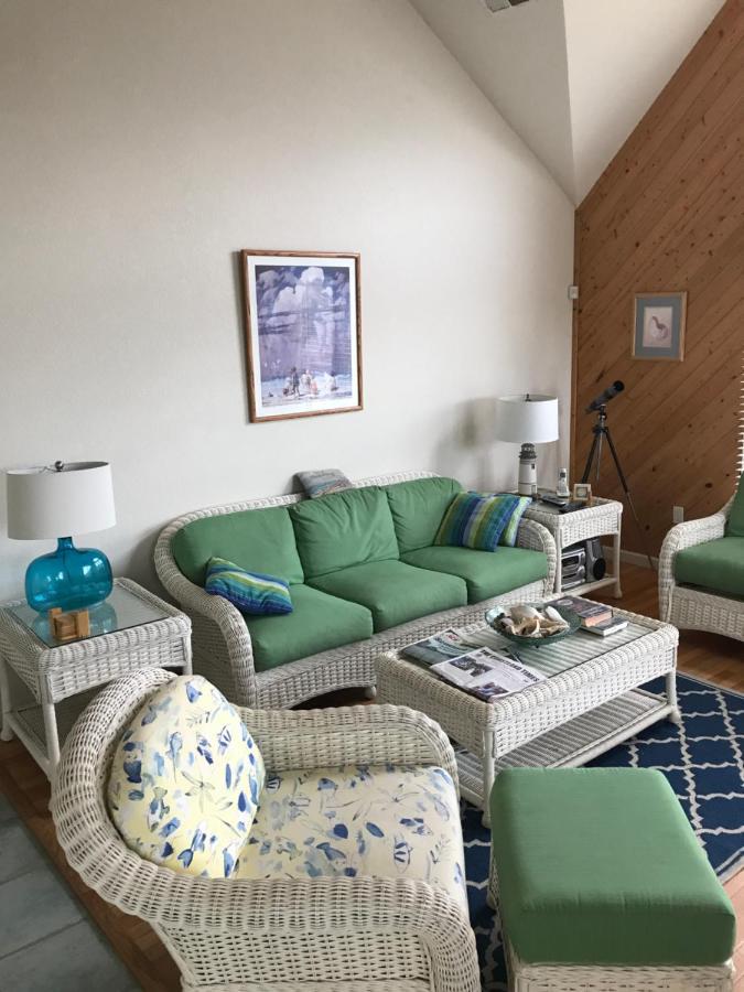 Villa Pet-friendly Coastal Retreat With Pool And Fireplace